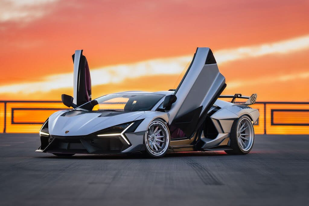LAMBORGHINI REVUELTO